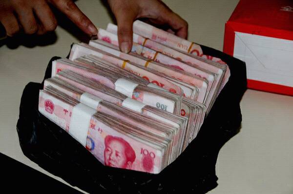 女子想買房，婆婆給三十萬現金，上門拿錢時，瞧見袋子，扔錢就跑