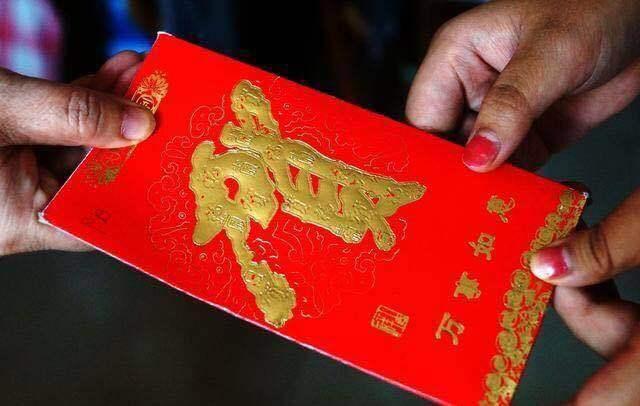 小姑子結婚俺包1千，大嫂笑俺真小氣，俺打開大嫂紅包小姑子傻住