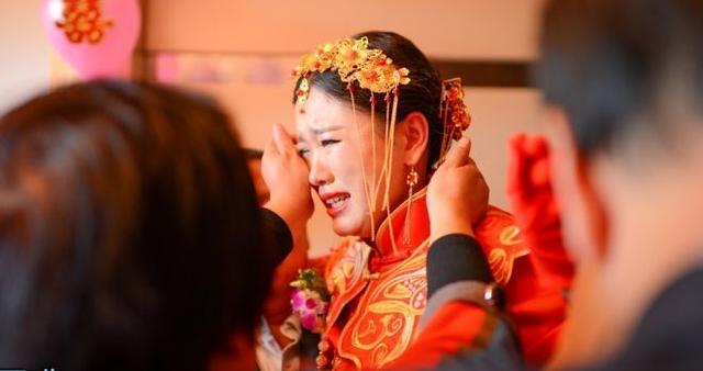 小姑子結婚俺包1千，大嫂笑俺真小氣，俺打開大嫂紅包小姑子傻住