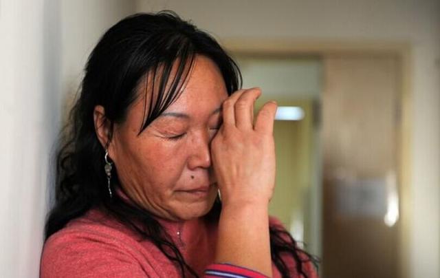 女兒嫁窮老公，母親和她斷絕來往，三年后街頭相遇，母親淚目