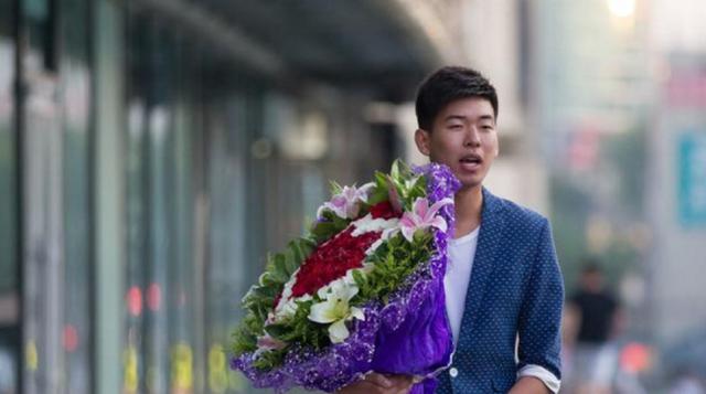 女兒嫁窮老公，母親和她斷絕來往，三年后街頭相遇，母親淚目