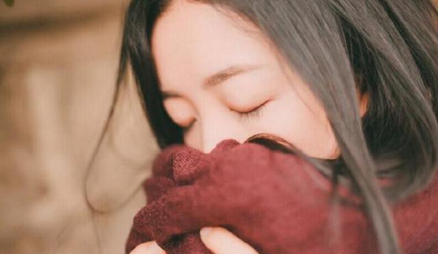 女兒嫁窮老公，母親和她斷絕來往，三年后街頭相遇，母親淚目