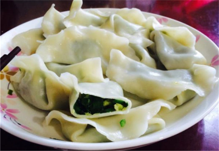 懷孕想吃餃子婆婆懶得包，親媽包送來後下樓拿快遞，上樓後心涼了