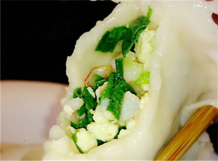 懷孕想吃餃子婆婆懶得包，親媽包送來後下樓拿快遞，上樓後心涼了