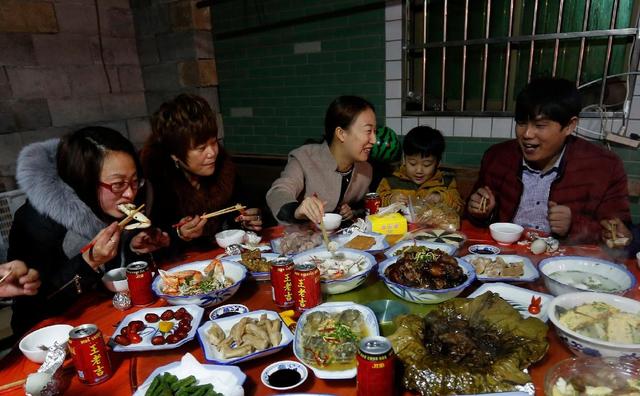 岳母過生日我給500紅包，吃飯時小外甥一句話，我偷偷塞2萬