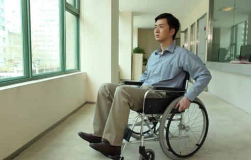 老公上班被車撞殘，妻子離家兩年不歸，家婆查了銀行卡餘額淚目
