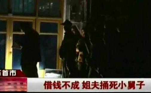 嫌老婆總給弟弟錢，銀行卡藏枕頭裡，3年後取錢，一查餘額傻了