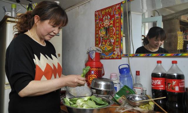 兒子打工多年未歸，每月給俺寄錢，俺裝病騙他回家，看見來人傻住