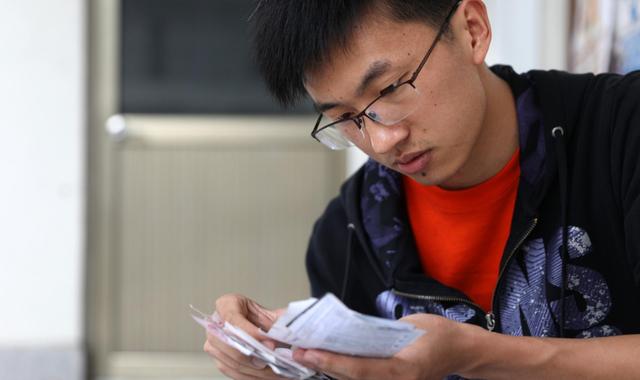 兒子打工多年未歸，每月給俺寄錢，俺裝病騙他回家，看見來人傻住