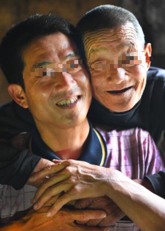 父親夢到兒子，第二天上門去找，兒媳死活不開門，撞開門傻了！