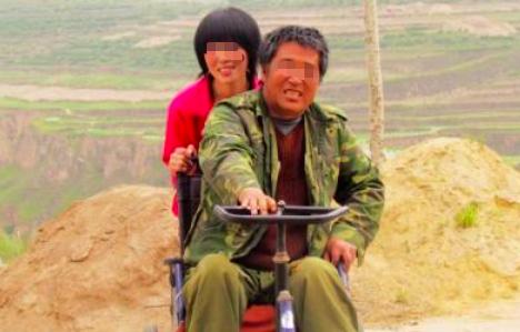 父親夢到兒子，第二天上門去找，兒媳死活不開門，撞開門傻了！