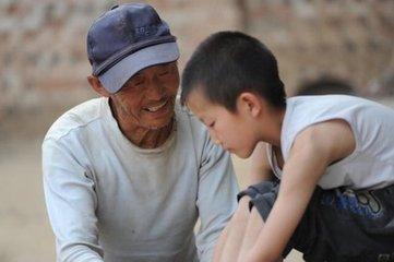 父親去世，給不孝兒20萬，給孝子一塊枕巾，孝順兒子打開驚喜來了