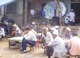 父親去世，給不孝兒20萬，給孝子一塊枕巾，孝順兒子打開驚喜來了