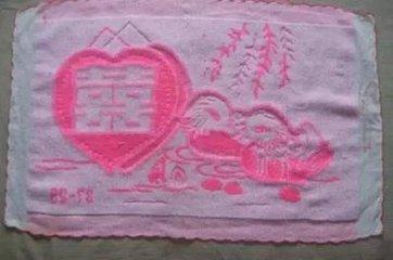 父親去世，給不孝兒20萬，給孝子一塊枕巾，孝順兒子打開驚喜來了