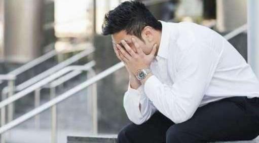 丈夫每天下班，第一件事就是去洗澡，我踹門進去，難受到直接早產
