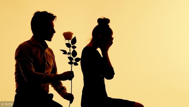 懷孕後丈夫主動睡客廳，妻子感動半夜送棉被，無意發現丈夫是禽獸