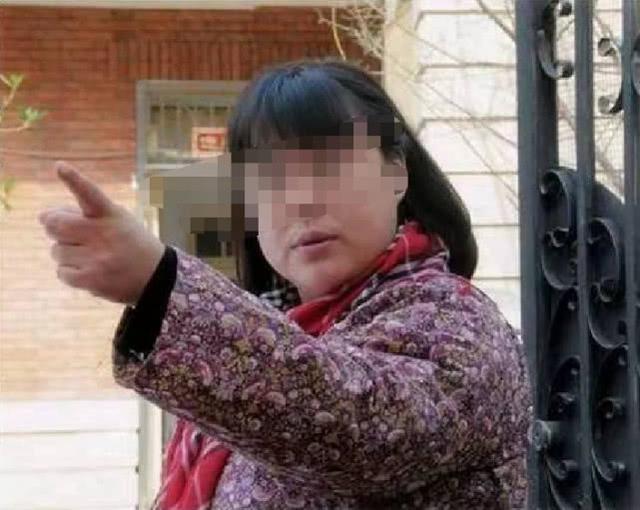 女兒住校，繼母每月只給1500，她賭氣打工，存錢時見到餘額，才知道繼母有多愛她！