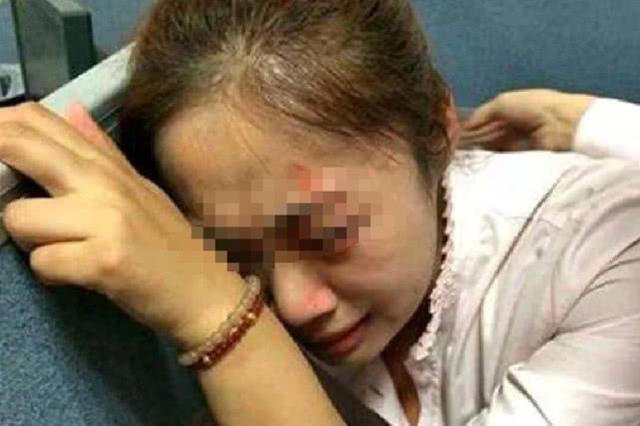 女兒住校，繼母每月只給1500，她賭氣打工，存錢時見到餘額，才知道繼母有多愛她！