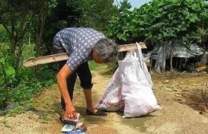 哥嫂分家不要爸媽，女兒將他們帶回家，四年後哥嫂登門求二老回家