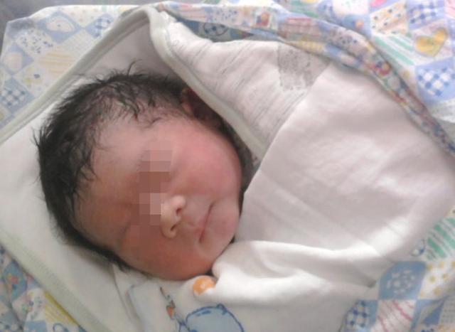 兒子出生，男子托工友捎回1個榴槤，老婆嫌臭沒要，工友剝開報警