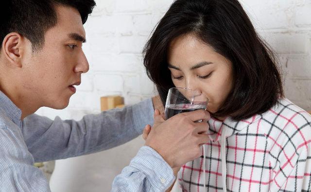 父親生病俺找前夫借錢，他只給了一袋板栗，回家打開後俺感動落淚