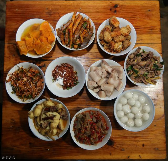 女兒嫁修車工我去探望，見到她吃的飯菜，我淚如泉湧留下五萬塊