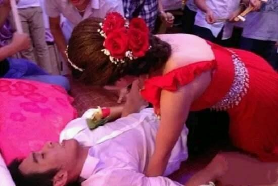 新婚夜婆婆跑到婚房要和兒媳婦睡，知道原因後，新娘如遭雷擊