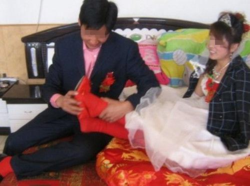 新婚夜老公拿酒來繼續慶祝，妻子裝醉躺下睡覺，偷偷睜眼後，傻住