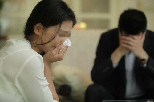 新婚夜老公拿酒來繼續慶祝，妻子裝醉躺下睡覺，偷偷睜眼後，傻住