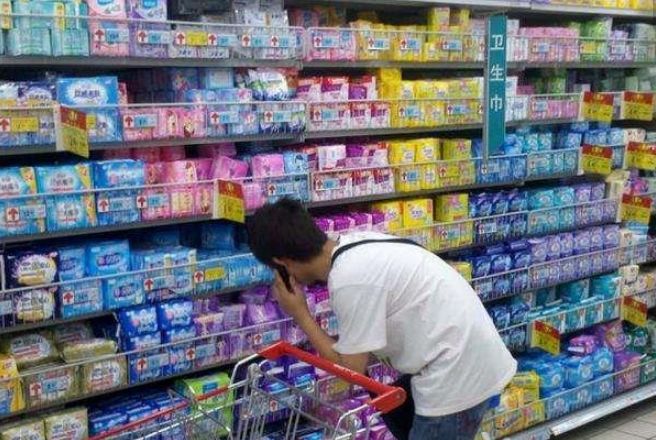 女子懷孕碰見老公買衛生巾，結帳時老闆娘說的話，她蒙了