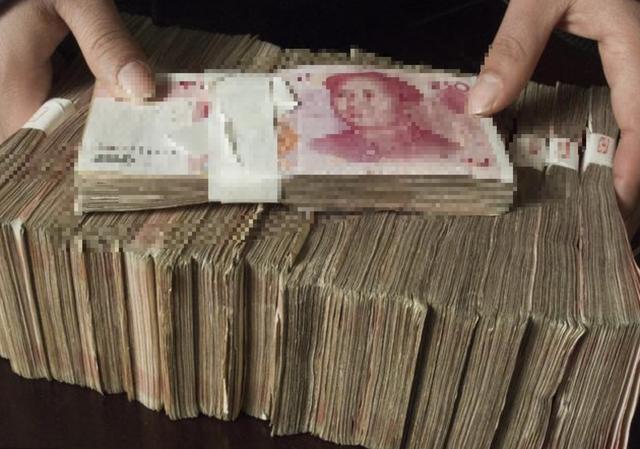年假時帶公婆旅遊一周，走後我滿屋子找護照，拉開抽屜裡面一沓錢