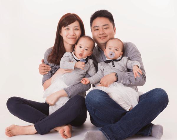 一對雙胞胎，阿嬤和外婆各帶一個，一個月後接回家，兩個孩子完全不同，媽媽迷茫了