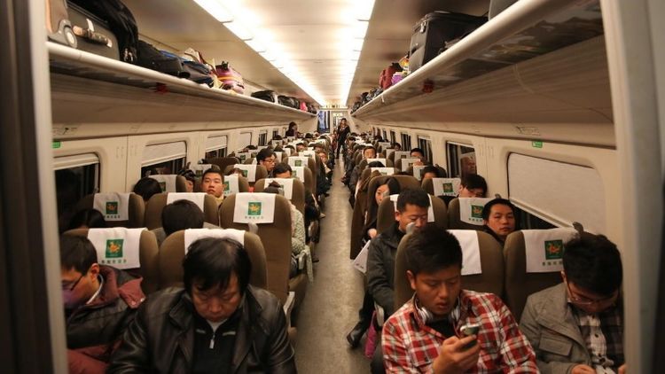 女白領跟老闆坐火車出差，主動讓座給老人，隔天回到公司後，老闆：你被開除了!