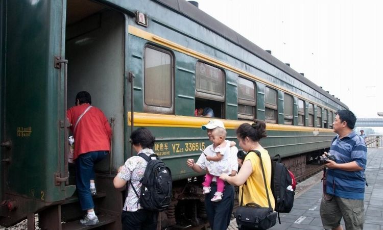 女白領跟老闆坐火車出差，主動讓座給老人，隔天回到公司後，老闆：你被開除了!