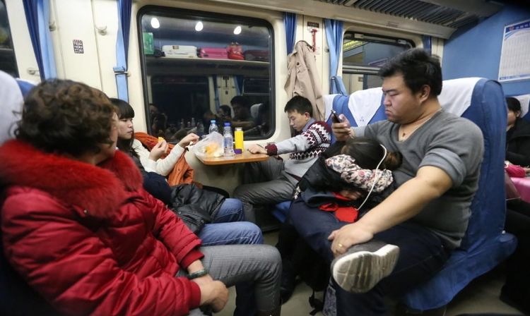 女白領跟老闆坐火車出差，主動讓座給老人，隔天回到公司後，老闆：你被開除了!