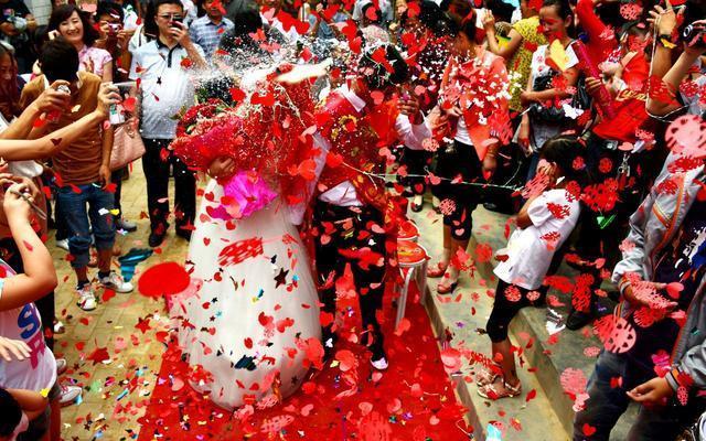 同學結婚，隨禮時錢不見了，我悄悄離開，隔天收到同學信息我愣了