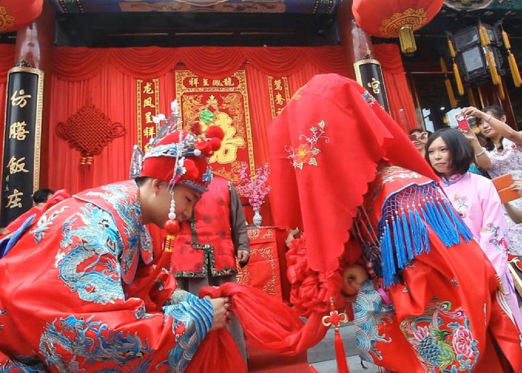 娶個摳門老婆，父母和俺斷絕來往，三天後回門，才知妻子身份特殊