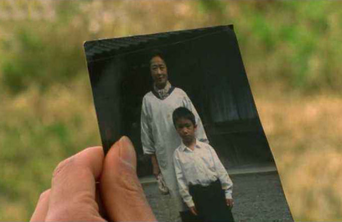 上門女婿找情人，丈母娘打斷他腿 ，抬走後，地上撿一照片，淚奔