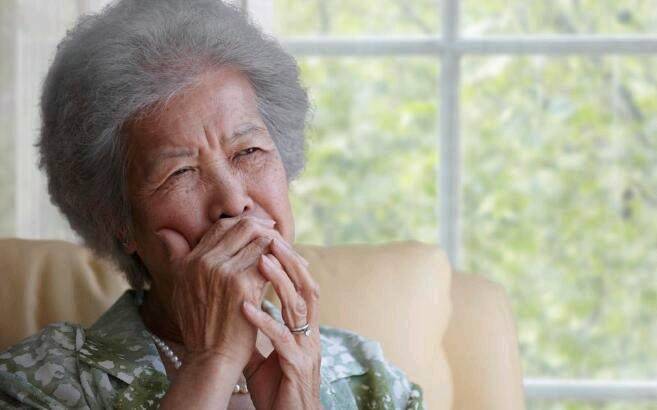 上門女婿找情人，丈母娘打斷他腿 ，抬走後，地上撿一照片，淚奔