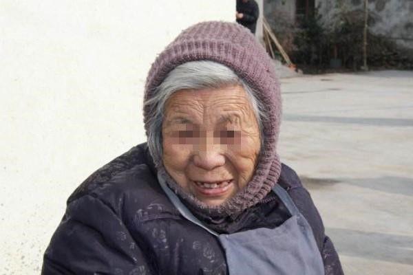 結婚一個月，小姑子總給我娘家打電話告狀，老公給了她一拳