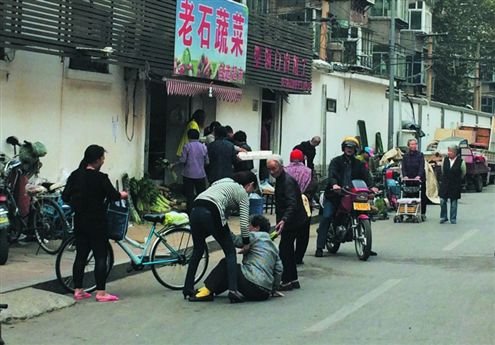 為考驗准兒媳，我故意摔倒，她把我送進醫院，隔天我告訴兒子不能娶