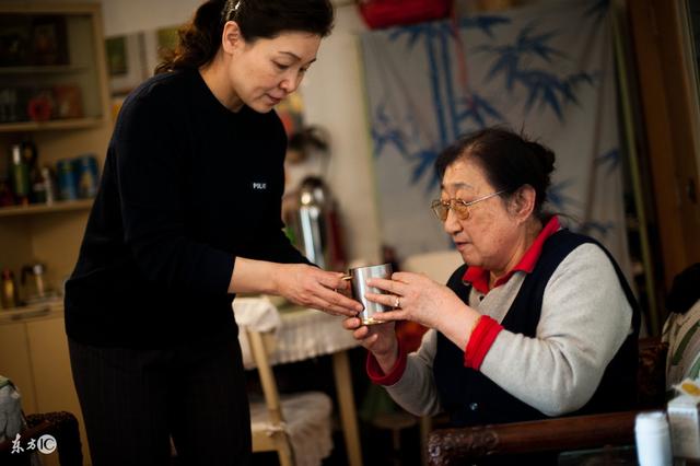婆婆生病我小心伺候，無意間聽到公婆聊天，我從此再不登婆家門