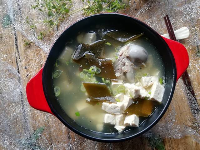 一道非常適合冬季喝的湯，豆腐和它是絕配，營養互補，刮油排毒
