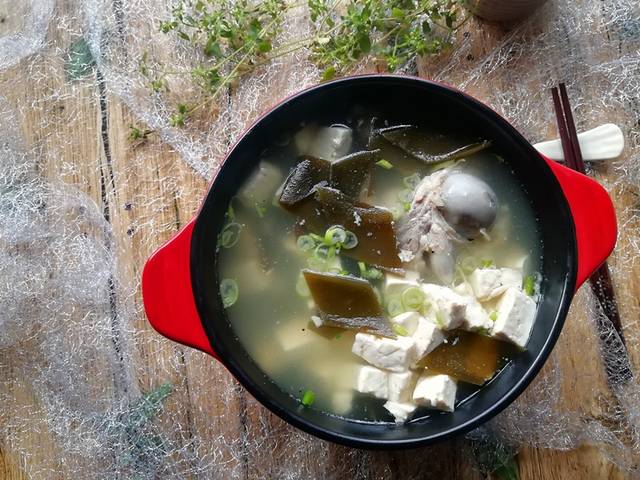 一道非常適合冬季喝的湯，豆腐和它是絕配，營養互補，刮油排毒