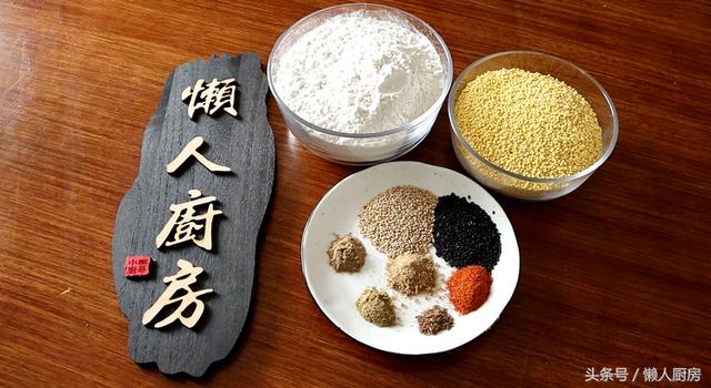 一碗麵粉，一碗小米，教你秘制一道小零食，咸香酥脆