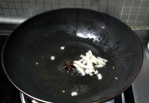 只用醬油無需用水，做出來的雞腿香的不得了哦。孩子連吃了2大碗飯！
