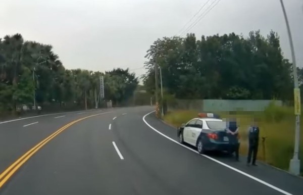 「對向車閃燈」先別生氣！看懂立刻省3600　網嘆：快失傳了 