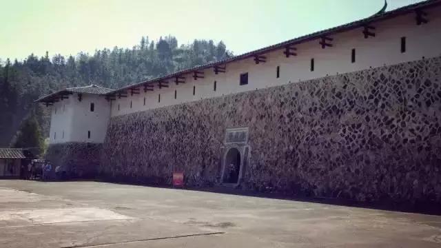 中國式奇蹟的古堡，漂浮沼澤上百年，無人居住卻不見蜘蛛網！