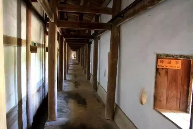 中國式奇蹟的古堡，漂浮沼澤上百年，無人居住卻不見蜘蛛網！