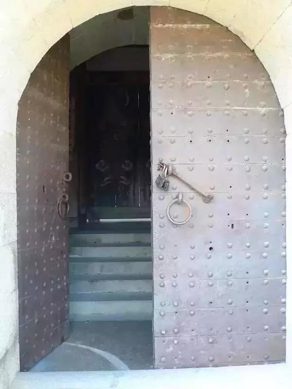 中國式奇蹟的古堡，漂浮沼澤上百年，無人居住卻不見蜘蛛網！